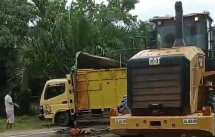  Satu Unit Truk Terbalik di Mestong, Diduga Mengangkut Minyak Mentah