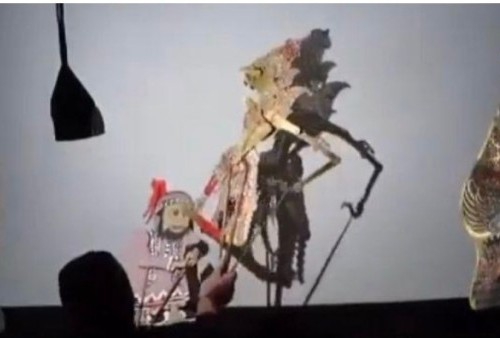 Gelar Pertunjukan Wayang di Ponpes Ora Aji, Wayangnya Mirip Ustaz Khalid Basalamah