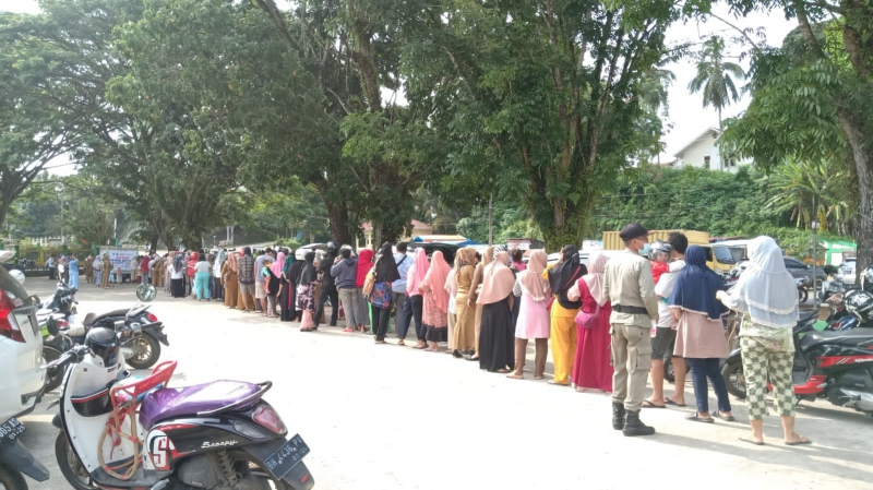 Operasi Pasar, Ratusan Warga Kota Bangko Antri untuk Dapatkan Migor