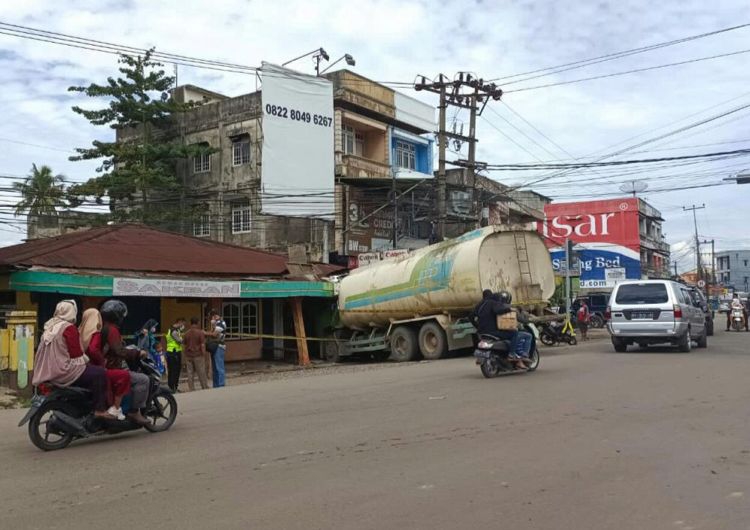 Truk Tabrak Toko Foto Copy di Simpang Gado-Gado