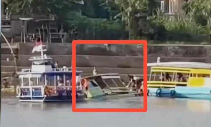 Diduga Akibat Kelebihan Muatan, Kapal Wisatawan di Pulau Kembang Danau Sipin Karam