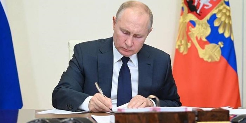 Vladimir Putin Perintahkan Pasukan Anti Nuklir Rusia Bersiap
