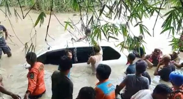  Avanza Berisi Satu Keluarga Terseret Banjir, Istri, Dua Anaknya dan Keponakan Terjebak di Dalam Hingga Tewas