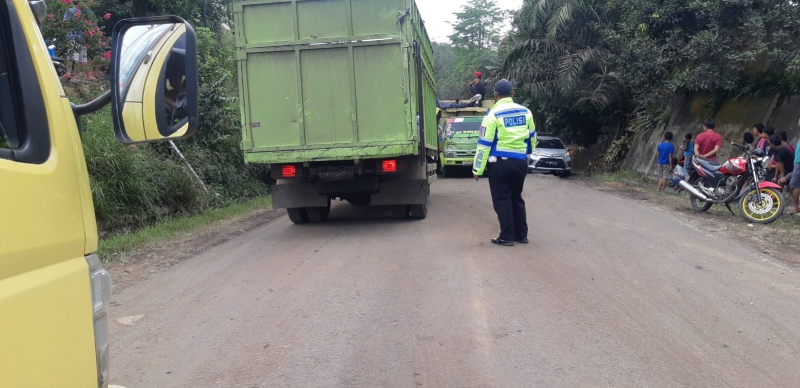 Truk Batubara Patah AS, Kemacetan di Tembesi Belasan Kilo Meter