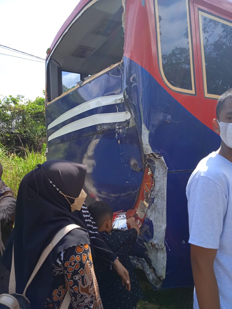 BREAKING NEWS: Bus Pemkab Tanjab Barat Bawa Anak Anak TK Tabrakan di Muaro Jambi