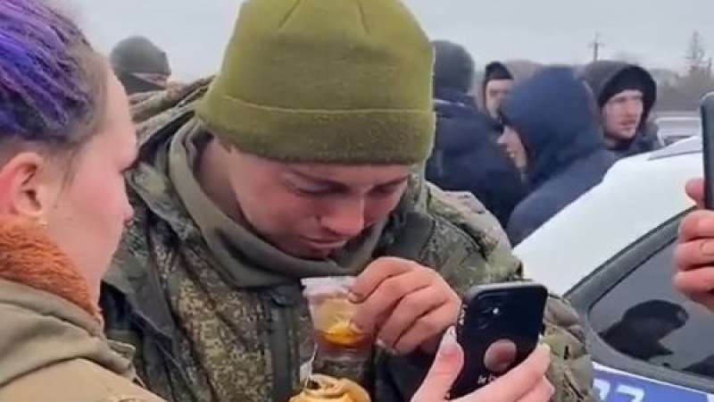 Kehabisan Perbekalan, Tentara Muda Rusia Menyerah di Ukraina Lalu Menangis Saat Diberi Kesempatan Telepon Ibun