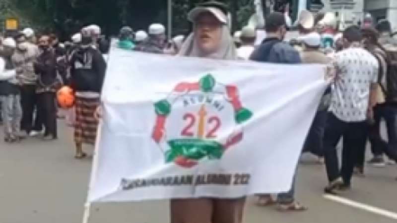 Viral, Demo Gus Yaqut Ada Ibu-Ibu Bawa Bendera 212, Netizen: Kupikir Harga Minyak