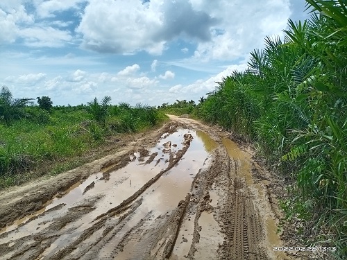 Warga Desa Lumahan Keluhkan Jalan Rusak