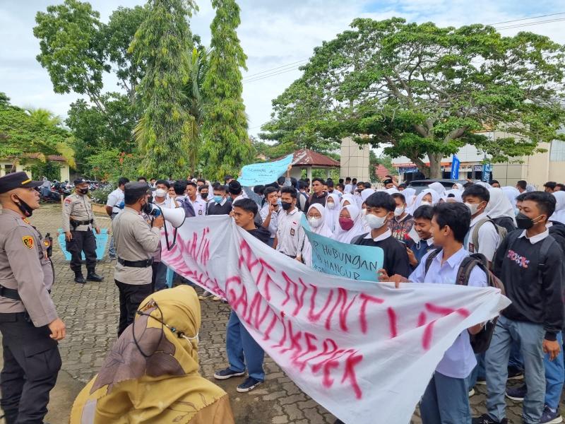 Tuntut Kepsek Mundur, Puluhan Siswa SMAN 3 Muaro Jambi Gelar Aksi Demo