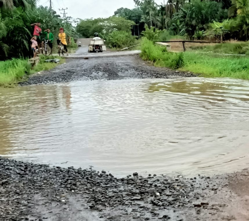 Jalan Penghubung Tiga Desa di Siau Dalam Memprihatinkan