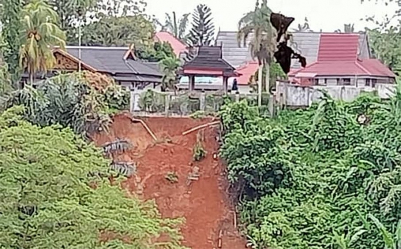 Rumah Dinas Bupati Merangin Terancam Longsor, Sudah Mengenai Pagar Rumah Dinas