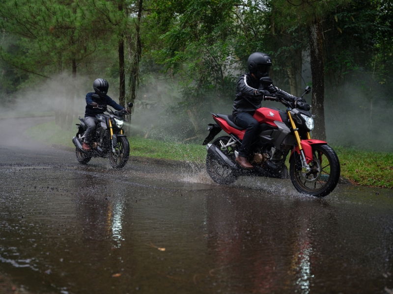 Tips Aman Berkendara di Musim Hujan dari Safety Riding Honda Sinsen