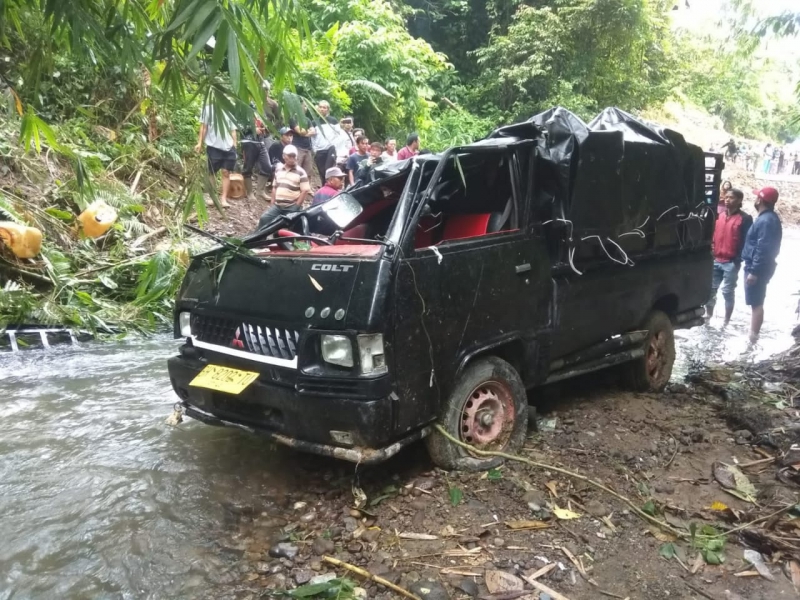 Selip Hingga Masuk Jurang, Sopir Terjepit dan Tewas