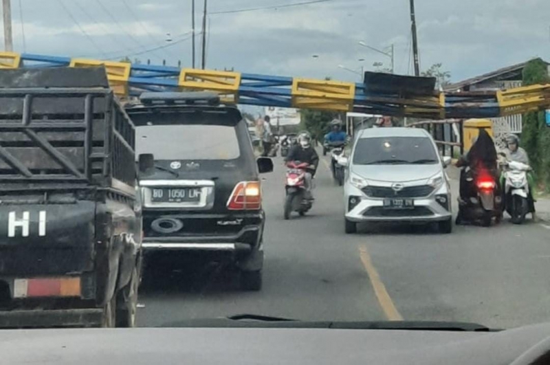 Pemkot Dinilai Lamban, Portal Jembatan Layang Nyaris Ambruk Timpa Pengendara