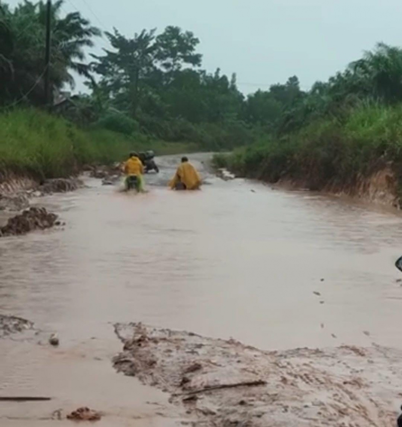 Musim Hujan, Sejumlah Titik Jalan di Muaro Jambi Rusak Parah