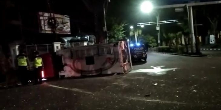  Rumdis Wagub Jambi Kebakaran, 4 Armada Diturunkan Padamkan Api, 2 Armada Tabrakan di Simpang BI