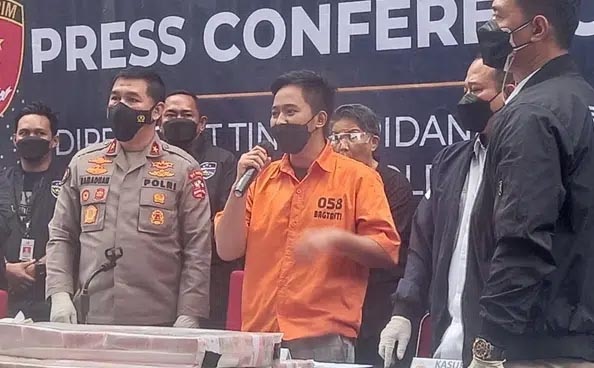 Crazy Rich Doni Salmanan Pakai Baju Tahanan, Tetap Semringah dan Tersenyum