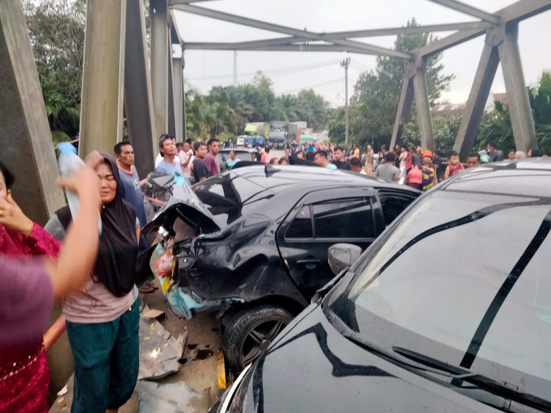 Beberapa Mobil Terlibat Kecelakaan di Jembatan KM 111 Jalintim