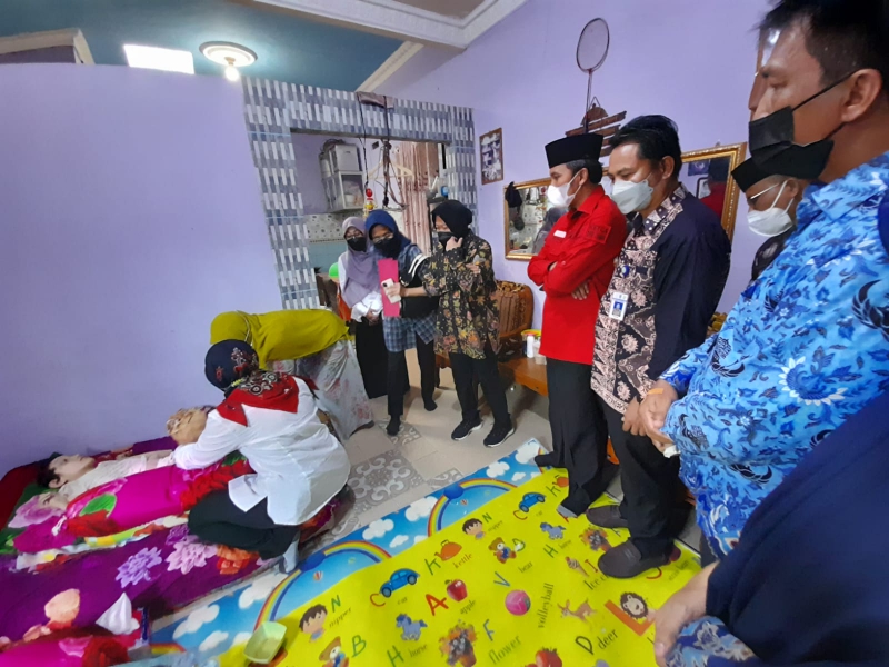 Ketua DPRD Provinsi Jambi Dampingi Mensos Kunjungi Penderita Cerebral Palsy