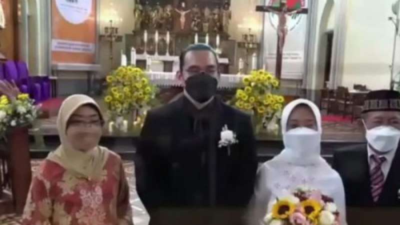 Stafsus Jokowi Ayu Kartika Ikut Pemberkatan di Gereja Katedral, Nikah Beda Agama!