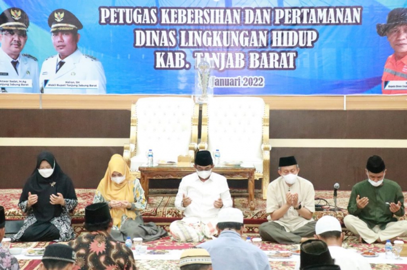 Bupati Jamu Petugas Kebersihan dan Pertamanan DLH Tanjab Barat