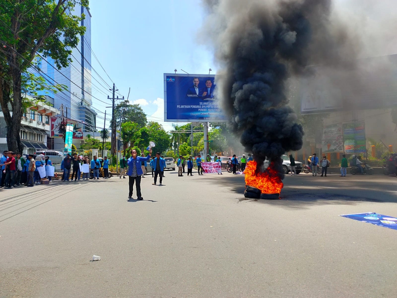 Demo Mahasiswa di Simpang BI : Tutup Jalan Hingga Bakar Ban, Ini Tuntutannya