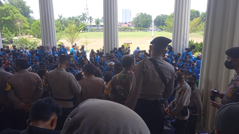 Aksi Demo Lanjutan, Aliansi Mahasiswa Kembali Sesaki Kantor Gubernur Jambi