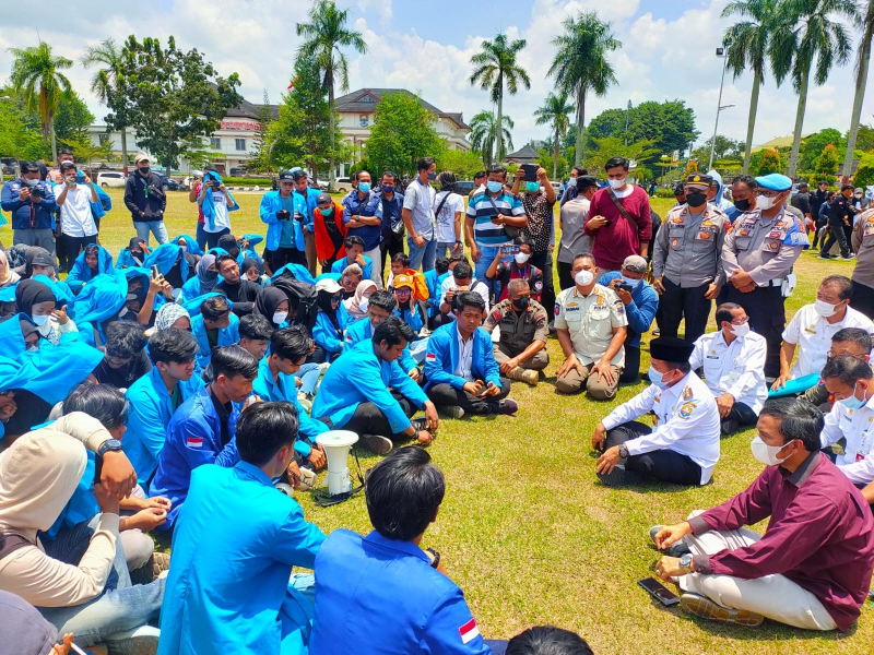 Didemo Mahasiswa, Al Haris dan Edi Purwanto Diajak Berjemur di Lapangan Kantor Gubernur