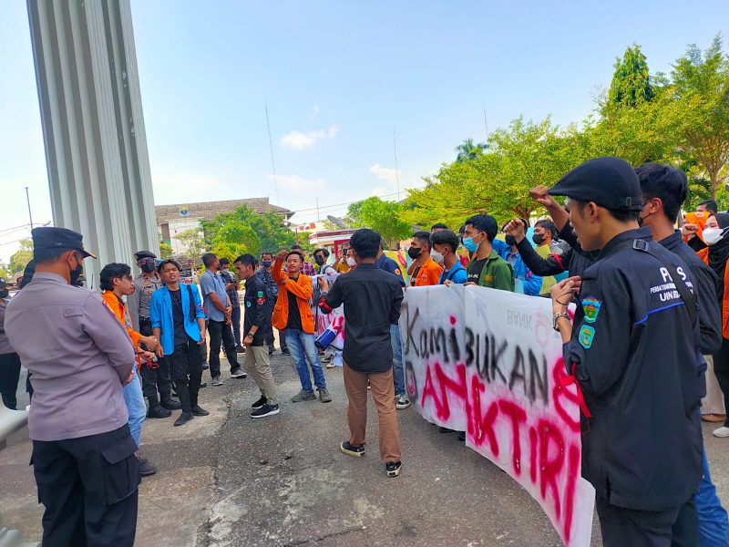 Aliansi Mahasiswa Kerinci Sungai Penuh Demo di Kantor DPRD, Tuntut Bertemu 6 Wakil Rakyat