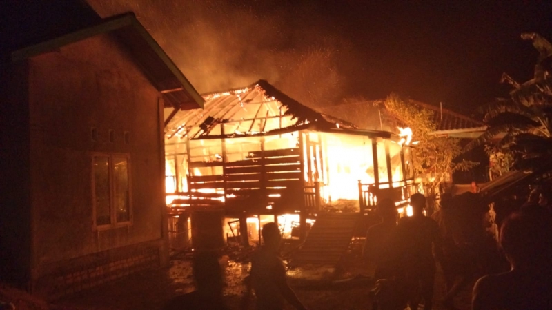 BREAKING NEWS:  Satu Rumah Warga  di Sekernan Dilalap Api