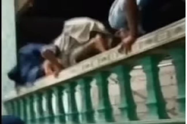 Viral, Tak Kebagian Tempat, 3 Ramaja Nekat Salat Berjamaah di Atas Pagar Masjid 