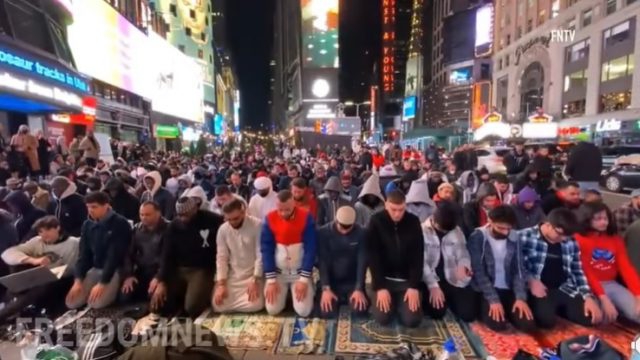 Video Viral Salat Tarawih di Times Square AS, Imam Syamsi Ali Bilang Begini