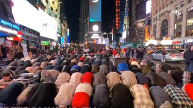 Gunakan Pengeras Suara, Muslim AS Salat Tarawih di Times Square, di Indonesia Malah Tak Boleh Pakai Pengeras S