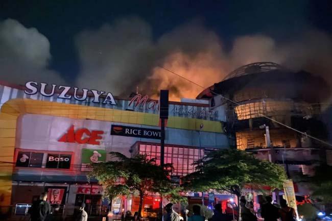 Suzuya Mall Banda Aceh Terbakar,  10 Jam Api Belum Padam
