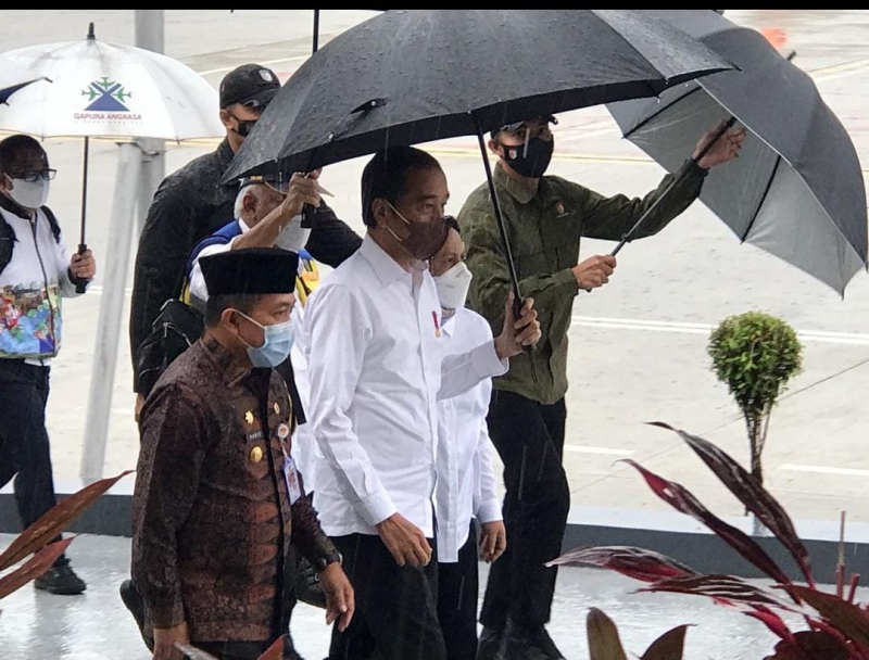 Tiba di Jambi Presiden Jokowi dan Ibu Negara Disambut Hujan Gerimis