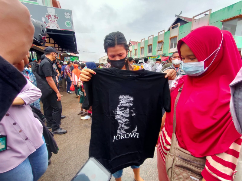 Jokowi Bagikan Baju, Risma : Dapat Baju Bae Dak Dapat Amplop