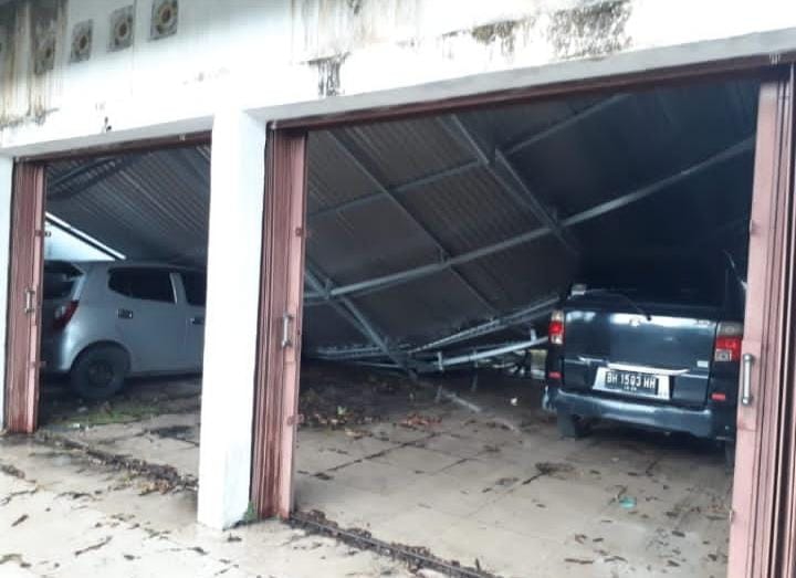 Hujan Deras dan Angin Kencang di Merangin, Atap Parkiran Rumah Dinas Bupati Ambruk