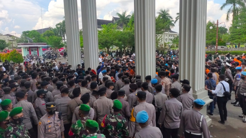 Memanas ! Mahasiswa dan Aparat Kepolisian Saling Dorong di DPRD Provinsi Jambi