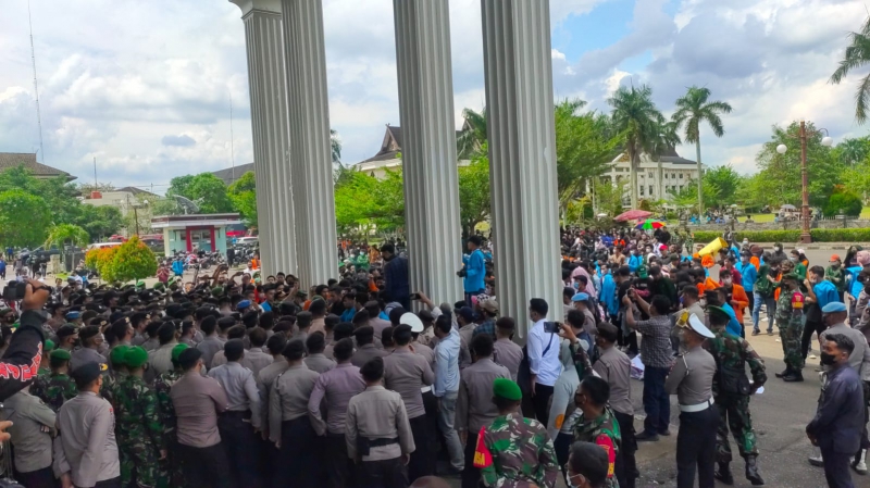 Ratusan Mahasiswa Geruduk Kantor DPRD Provinsi Jambi, Kehendaki Sidang Rakyat di Ruang Paripurna