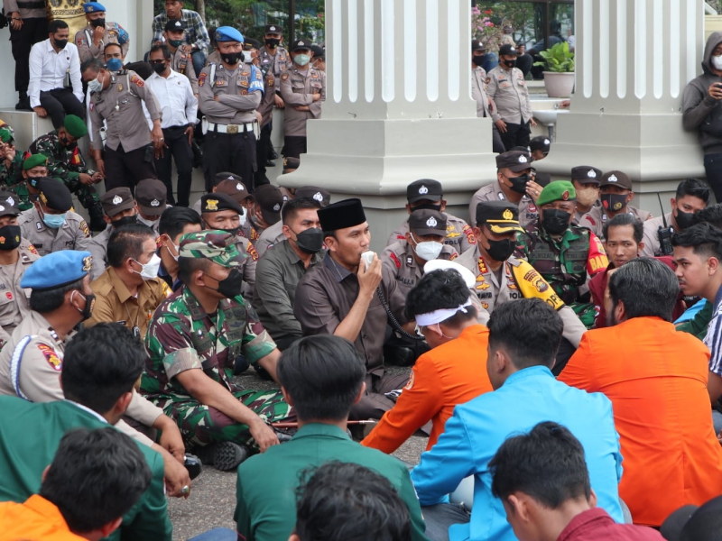 Ketua DPRD, Gubernur, Kapolda dan Danrem 042/Gapu Menerima Aksi Unjuk Rasa dari Aliansi Mahasiswa dan Rakyat J