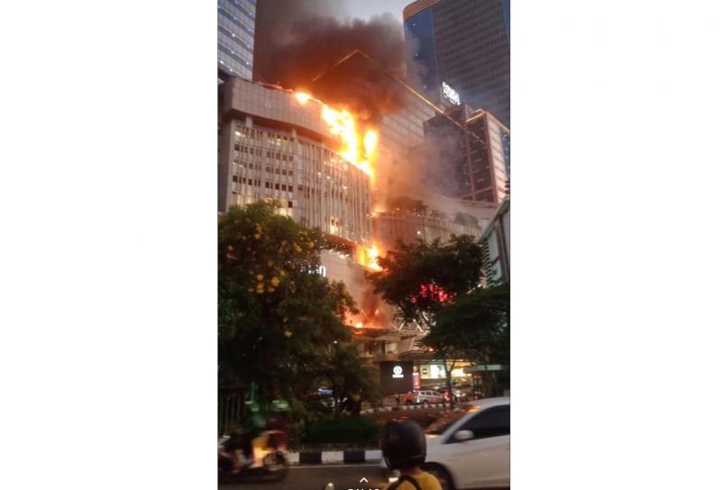 BREAKING NEWS: Tunjungan Plaza 5 Surabaya Terbakar