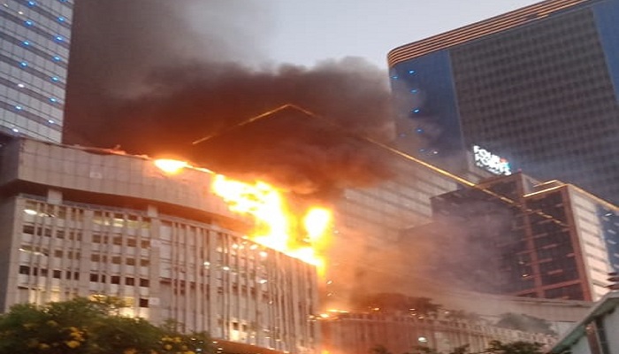 Kebakaran di Tunjungan Plaza 5 , Warga Ramai Menonton di Pinggir Jalan