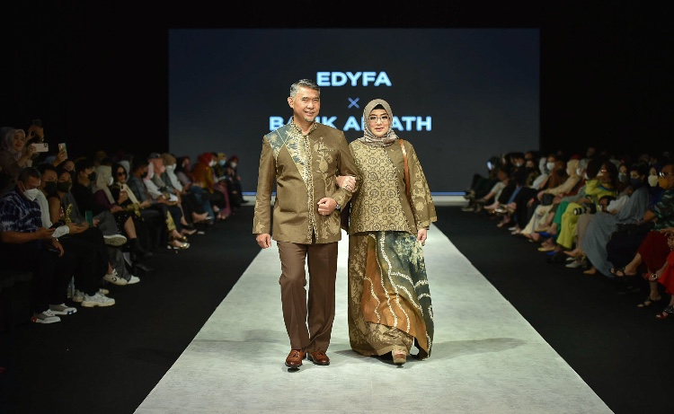 Dukung Penuh IKM Jambi, Fasha Melenggang di Indonesia Fashion Week