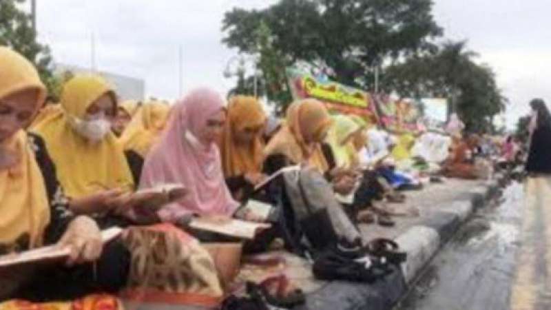 Haram Hukumnya Membaca Alquran di Atas Trotoar, Begini Alasan MUI Banten Keluarkan Fatwanya