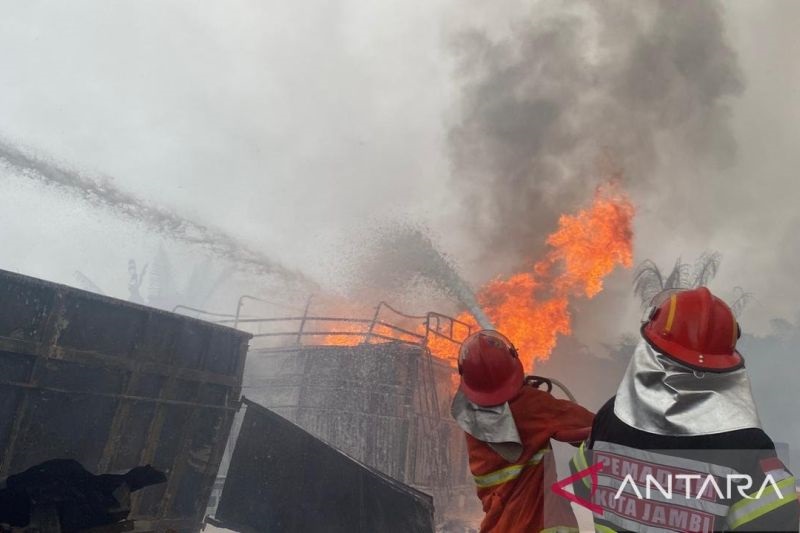 Kebakaran Gudang BBM di Selincah, Damkar Kota Jambi Kerahkan 70 Personel 