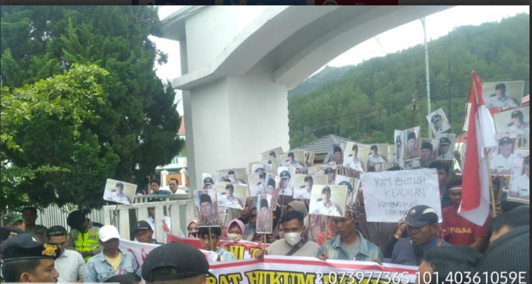 Puluhan Warga Demo Kades di Kejari Sungai Penuh, Ini Tuntutannya