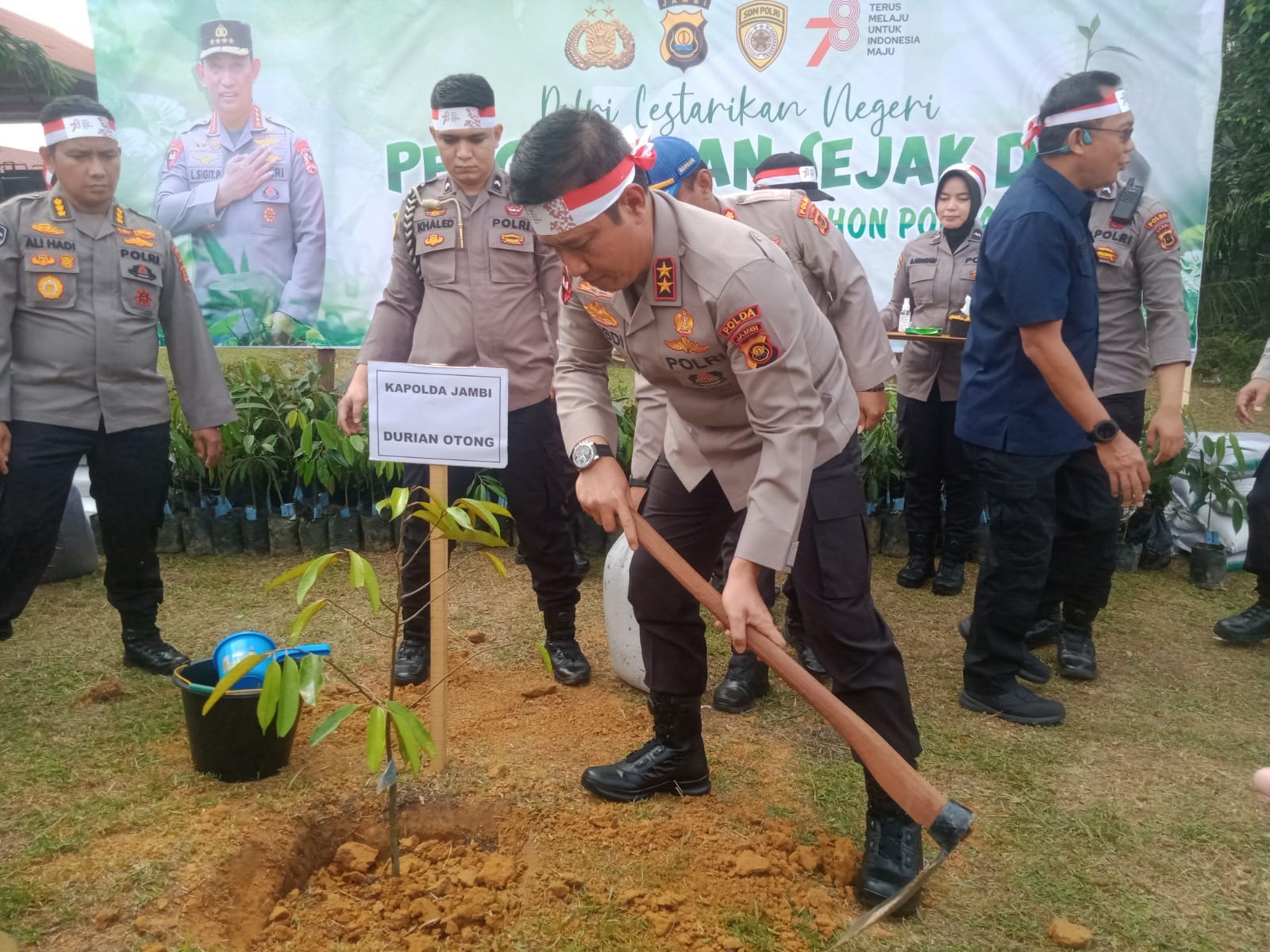 Semarak Hari Jadi Republik Indonesia, Polda Jambi Gelar Bakti Sosial Penanaman Pohon 