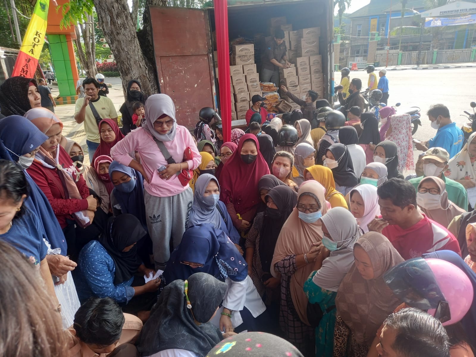 Berdesakan, Masyarakat Serbu Pasar Murah di Tugu Keris Siginjai 