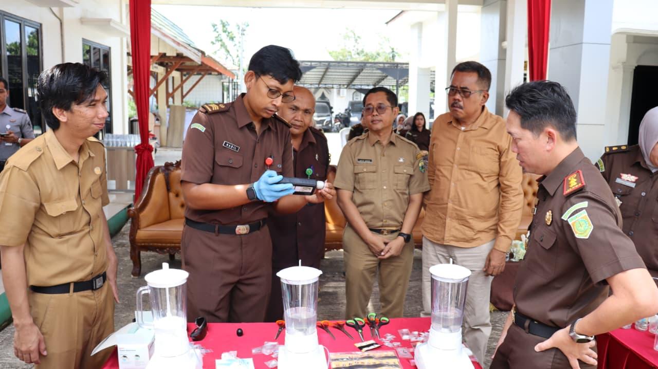 Kejari Muaro Jambi Musnahkan Puluhan Barang Bukti Perkara Pidana