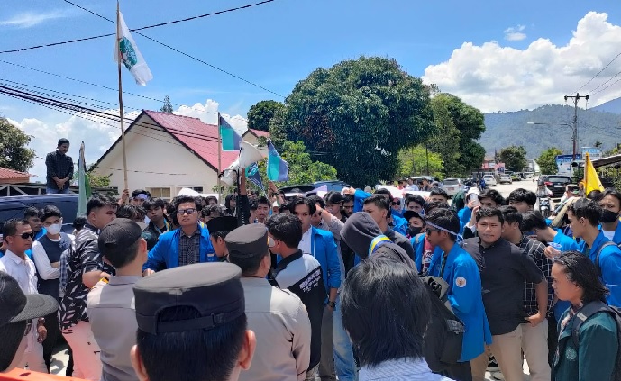 Ratusan Mahasiswa Unjuk Rasa di DPRD Sungai Penuh, Tuntut 8 Hal.. 